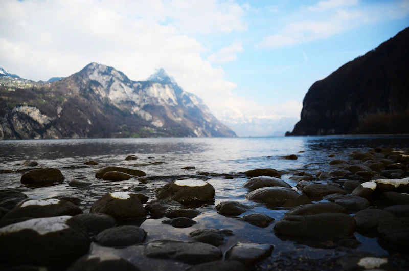 Steiniges Ufer am Walensee mit Bergen im Hintergrund