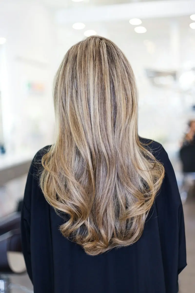 Lange Haare mit hellem Balayage, von hinten