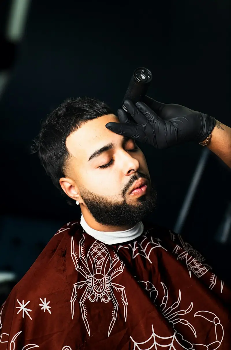 Barber formt einem Kunden den Bart