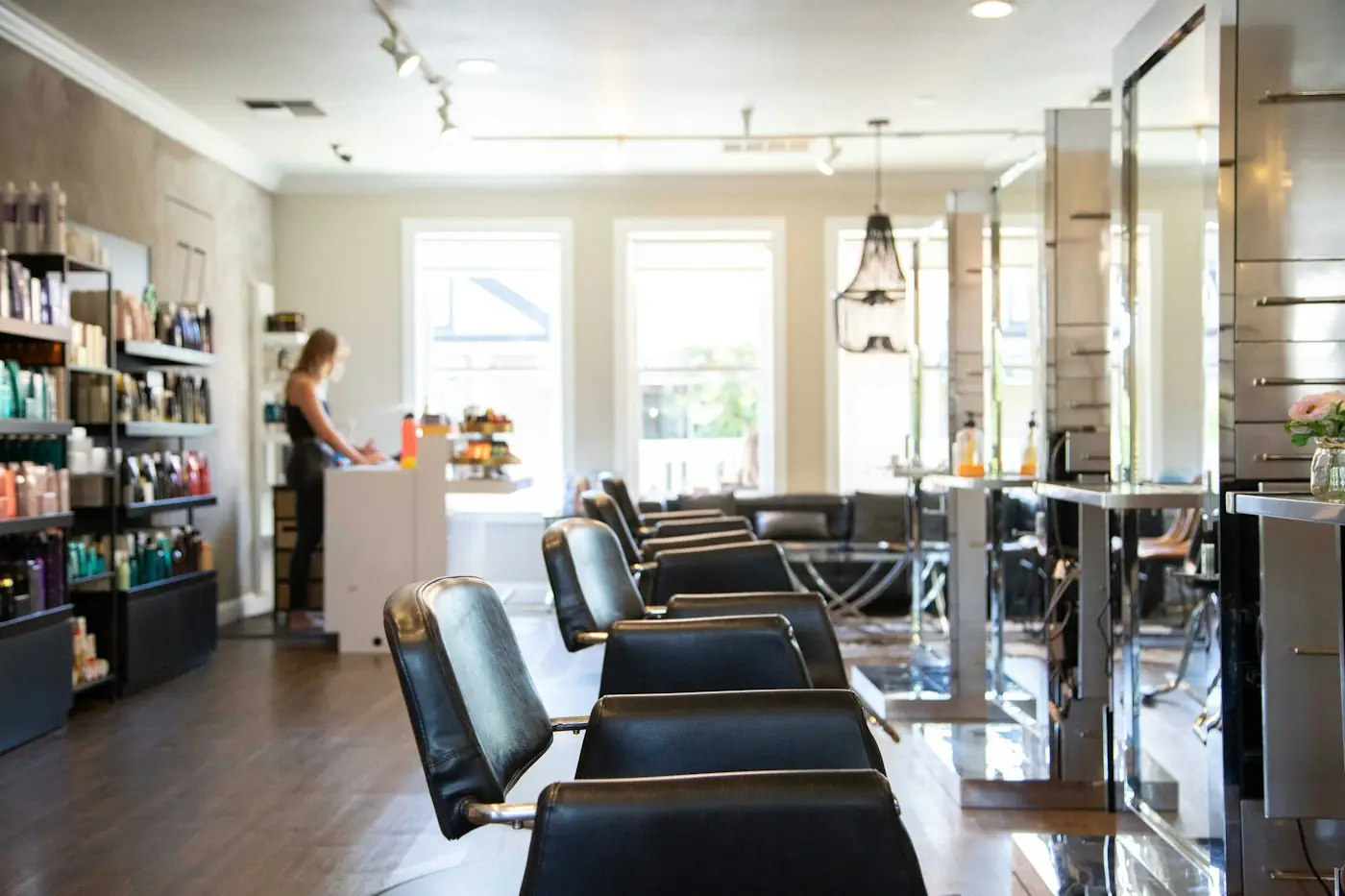 Heller Salon mit Spiegeln und Stühlen
