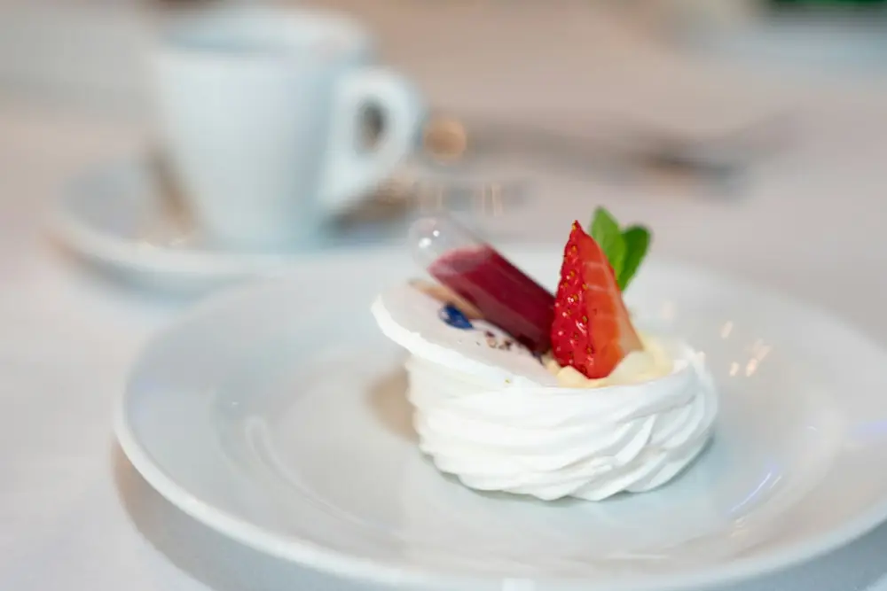 Meringue mit Doppelrahm und frischen Erdbeeren