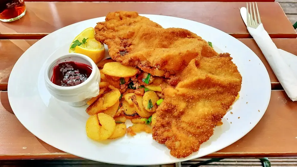 Paniertes Kalbsschnitzel mit Bratkartoffeln und Preiselbeeren