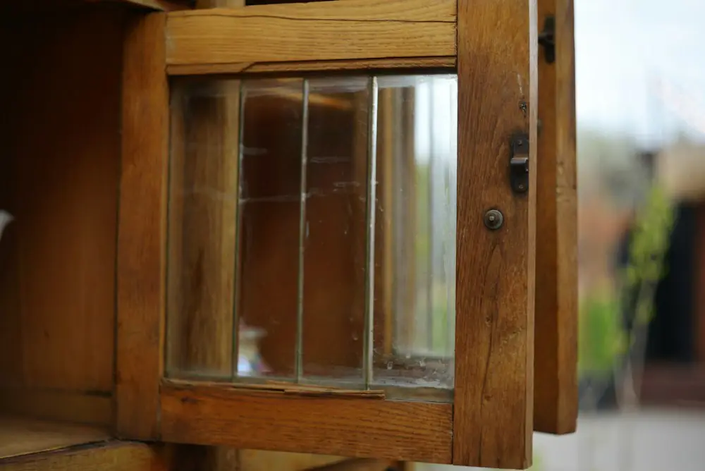 Altes Holzfenster mit Sprossen, frisch restauriert