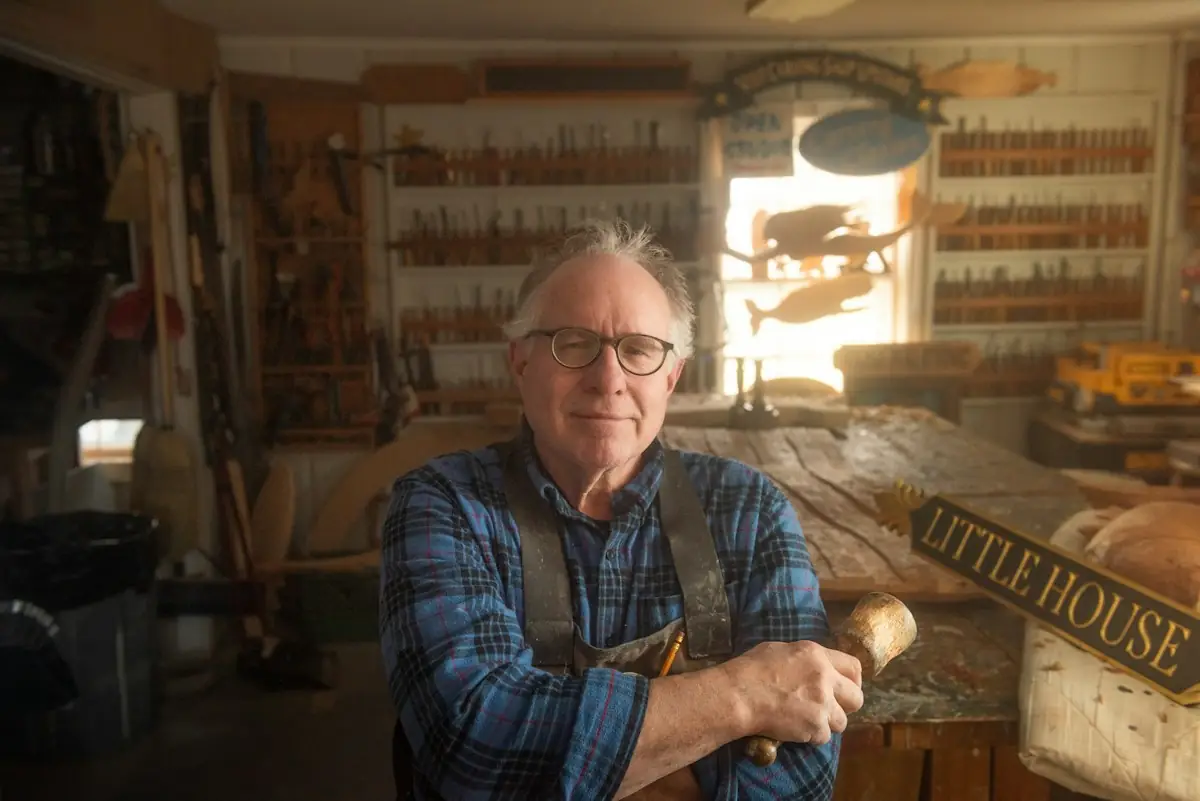 Peter Muster, Schreinermeister, in seiner Werkstatt