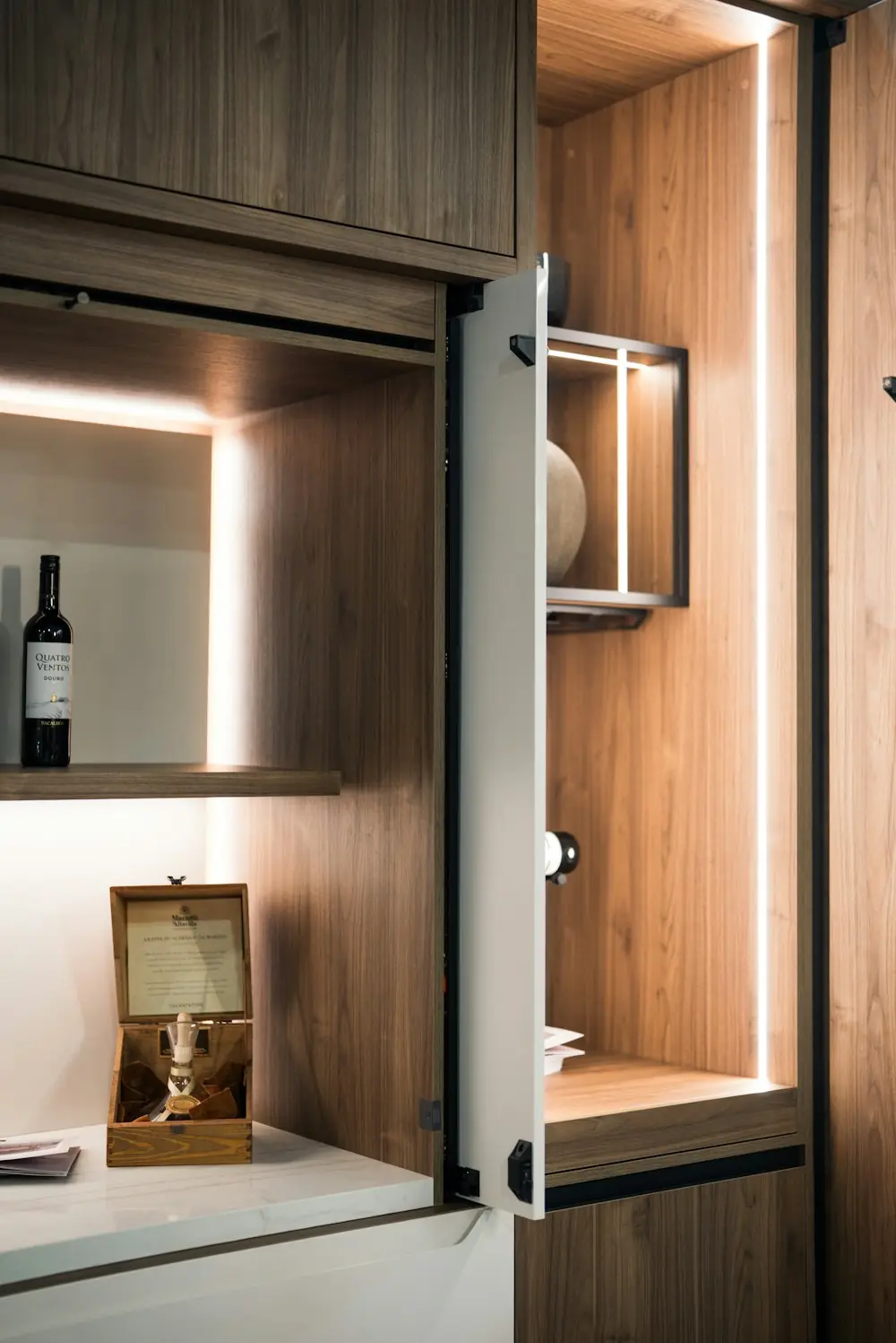 Eingebauter Holzschrank mit Innenbeleuchtung