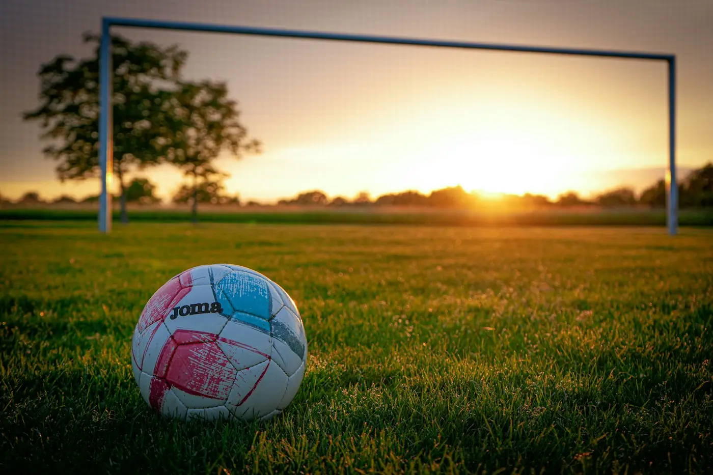 Fussball vor dem Tor im Abendlicht